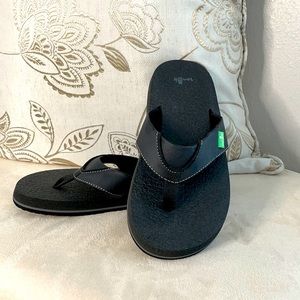 Sanuk Boys Black Sandals - 4-5
